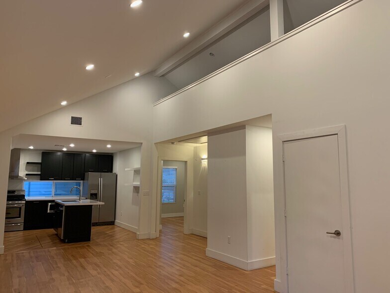 More Photos Of 1601 Holly St, Austin Medical For Lease