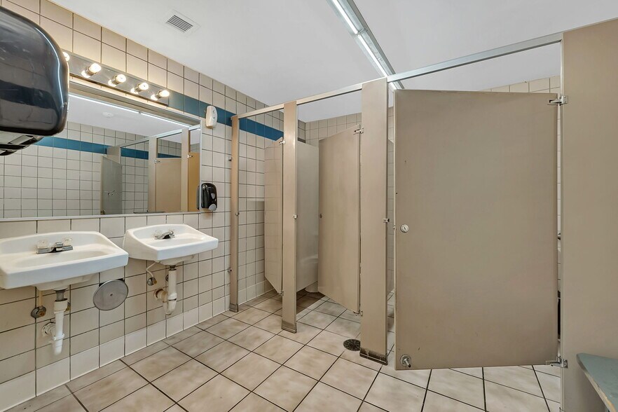 More Photos Of 905 Theodore St, Crest Hill Restaurant For Sale