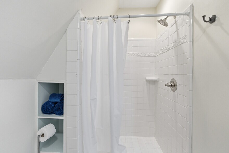 More Photos Of 119 N Davis St, Southport Hospitality For Sale