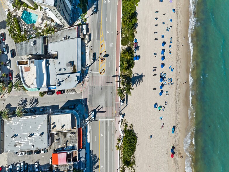 More Photos Of 900 Sunrise Ln, Fort Lauderdale Bar For Lease