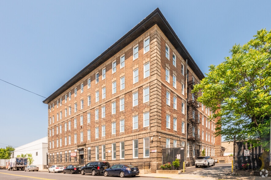 Primary Photo Of 550-560 Barry St, Bronx Warehouse For Lease