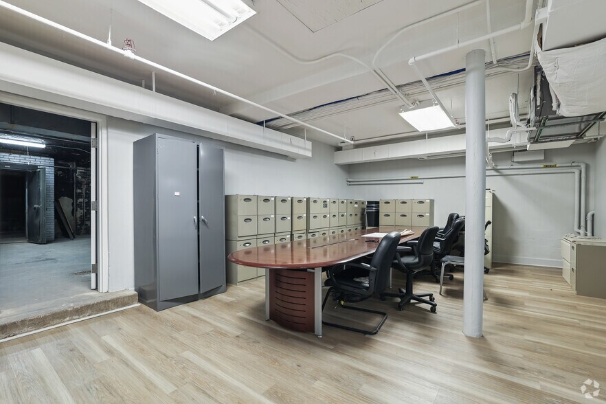 More Photos Of 424 E Grace St, Richmond Bank For Lease