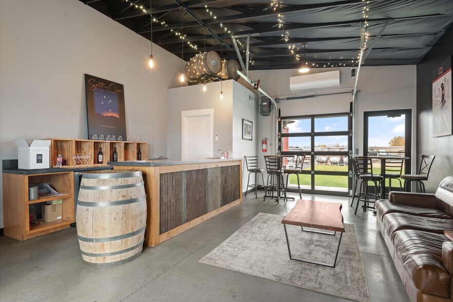 More Photos Of 2470 Henderson Loop, Richland Bar For Sale