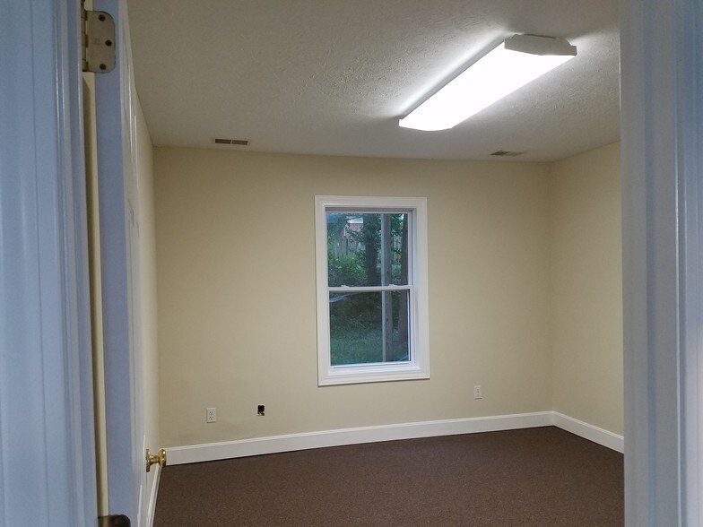 More Photos Of 7301 Fegenbush Ln, Louisville Office For Lease