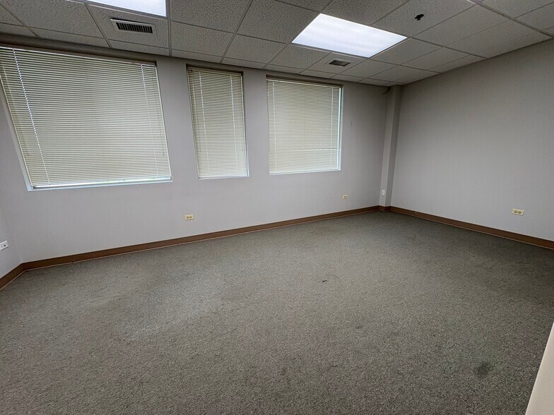 More Photos Of 450-480 E Roosevelt Rd, West Chicago Unknown For Lease