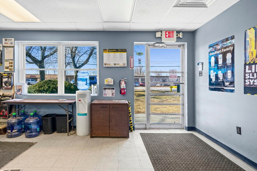 More Photos Of 8 Northway Ln, Latham Industrial For Lease