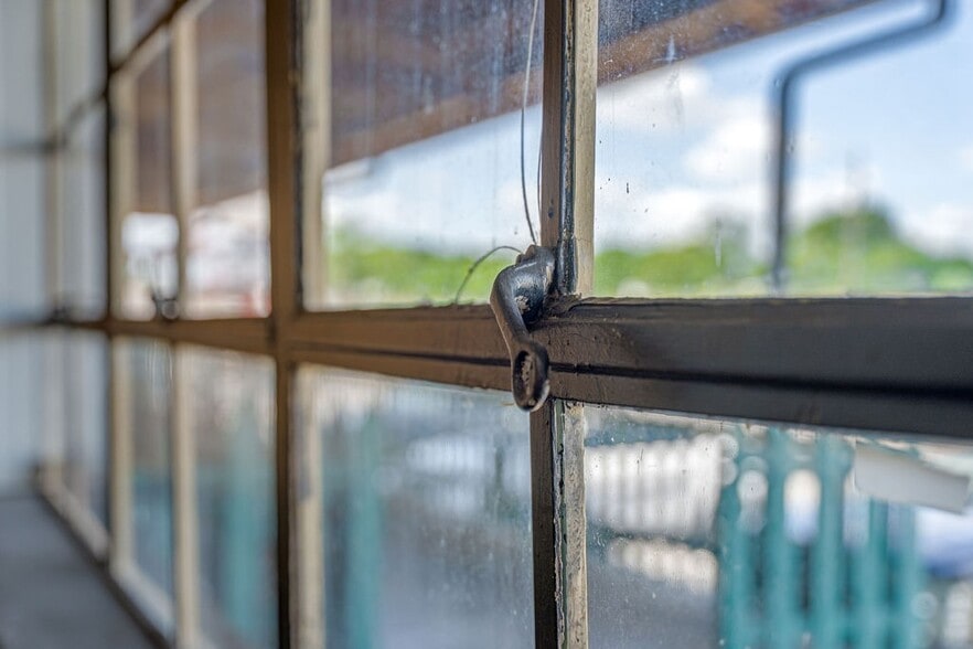 More Photos Of 1214 College St, Clarksville Warehouse For Lease