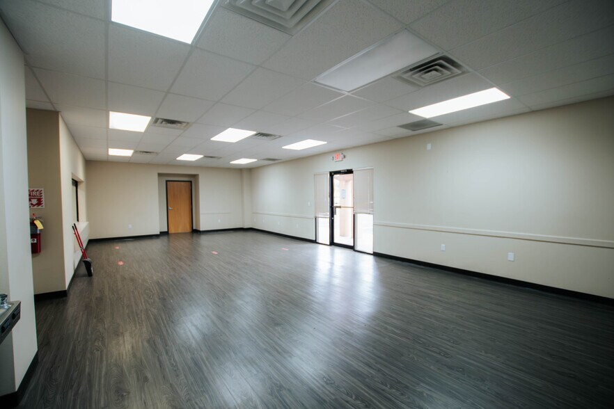 More Photos Of 9870 N Gateway Blvd, El Paso Office For Lease