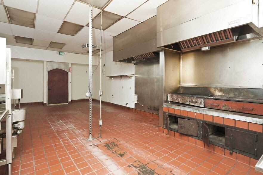 More Photos Of 24258-24274 Main St, Newhall Restaurant For Lease