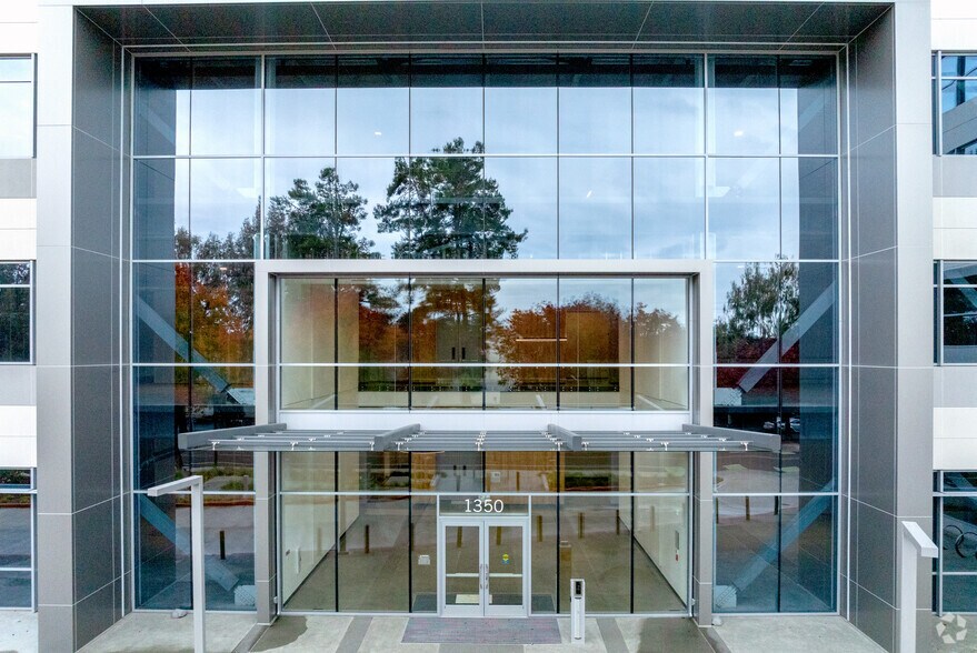 More Photos Of 1350 Adams Ct, Menlo Park Research And Development For Lease