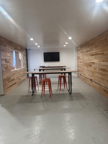 More Photos Of 3305-3311 Grande Vista Dr, Newbury Park Warehouse For Lease