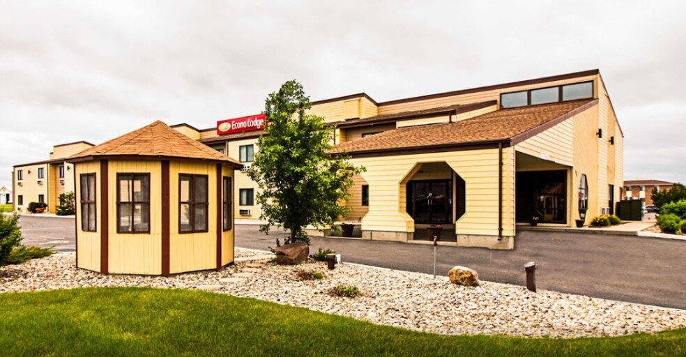 More Photos Of 920 14th St SE, Watertown Hotel For Sale