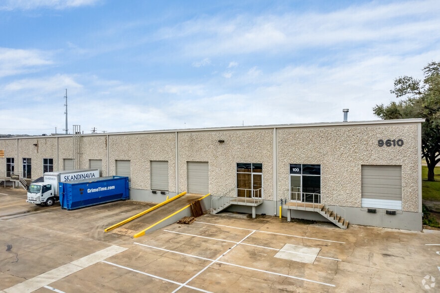 More Photos Of 9416 Neils Thompson Dr, Austin Unknown For Lease
