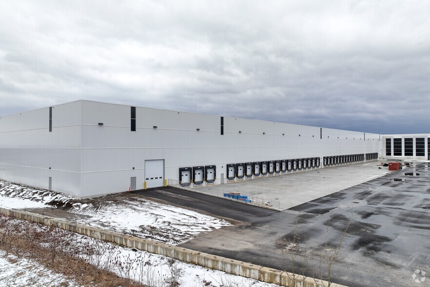 More Photos Of 90 Mapleview Dr W, Barrie Warehouse For Lease