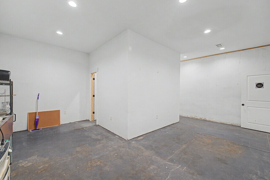 More Photos Of 113 W Bean St, Lincoln General Retail For Sale