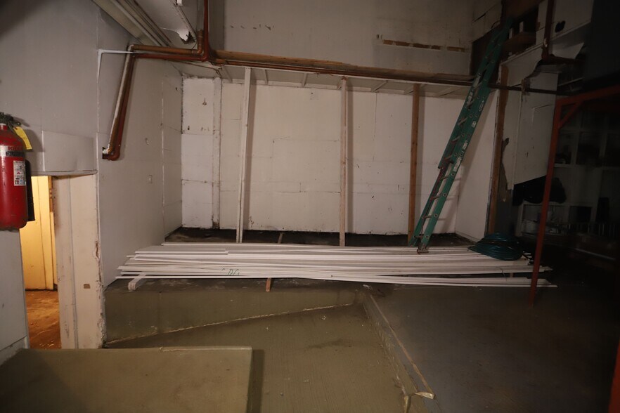 More Photos Of 136-138 34th St, Union City Warehouse For Lease