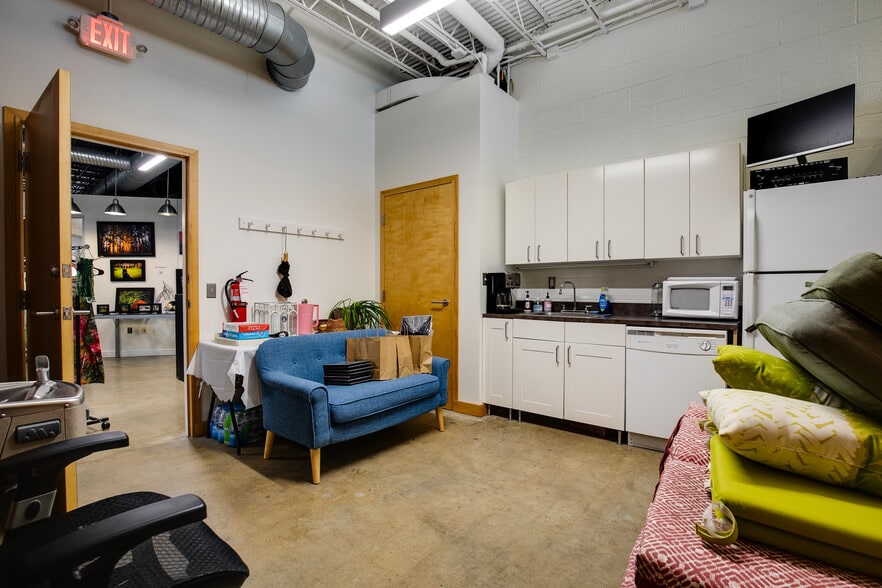 More Photos Of 3310 W Clay St, Richmond Showroom For Lease