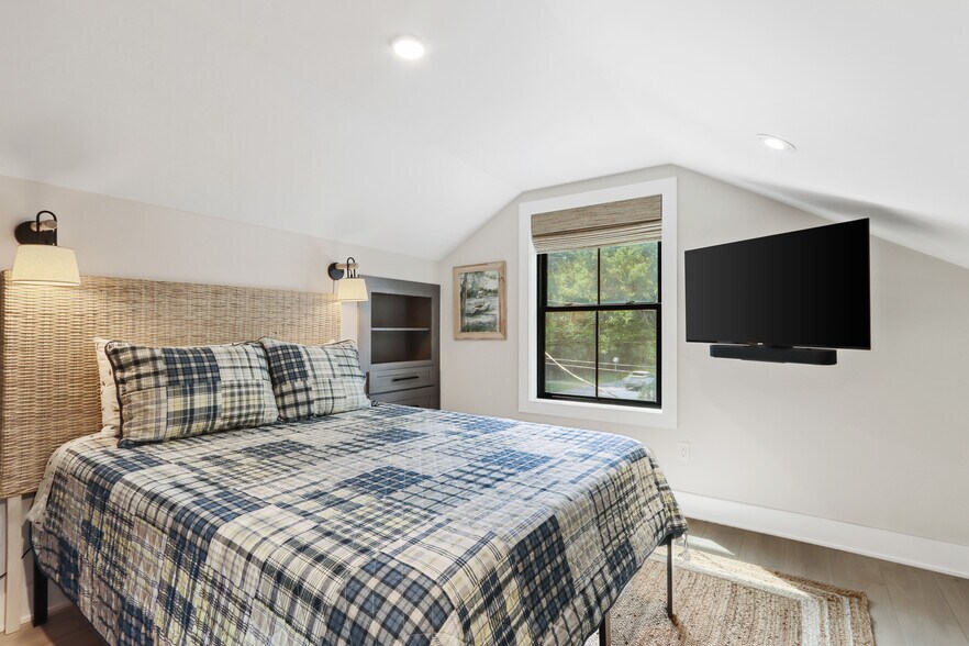 More Photos Of W4724 S Lakeshore Dr, Fontana-on-Geneva Lake Storefront For Sale