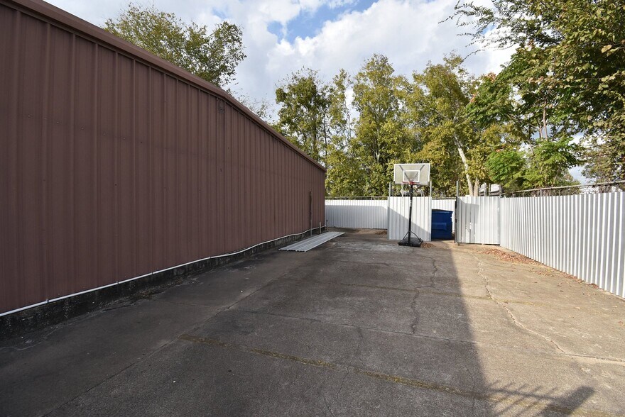 More Photos Of 14215 S Post Oak Rd, Houston Freestanding For Sale