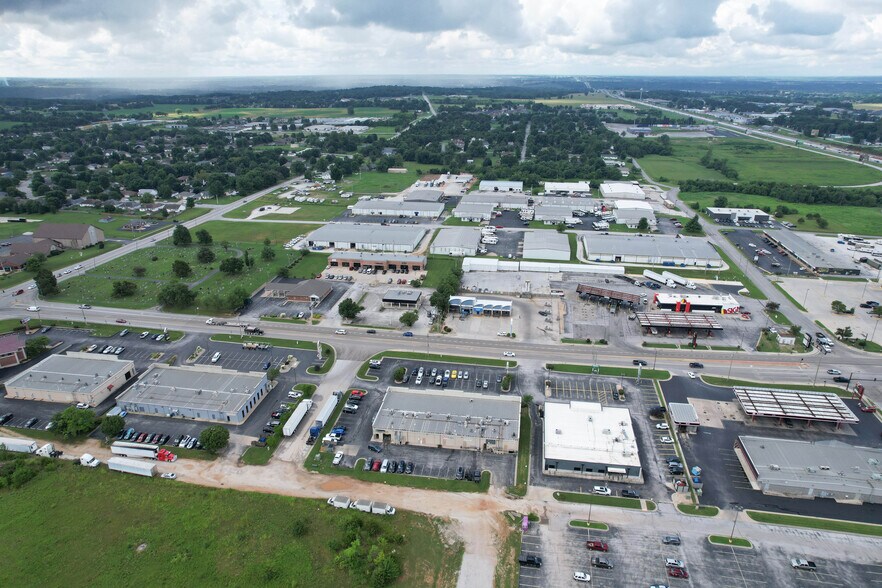 More Photos Of 1501-1513 W State Highway J, Ozark General Retail For Lease