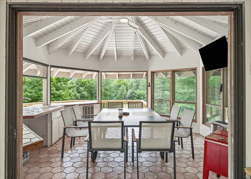 More Photos Of 112 Tawny Fox trl, East Stroudsburg Hospitality For Sale