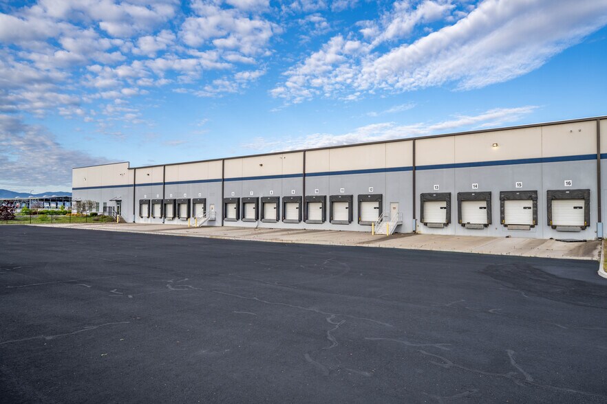 More Photos Of 4689 Industry Dr, Medford Distribution For Lease