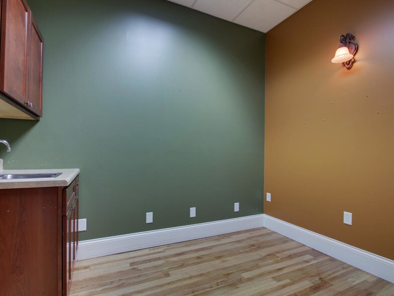 More Photos Of 130 N 5th St, Quincy Storefront Retail Residential For Lease