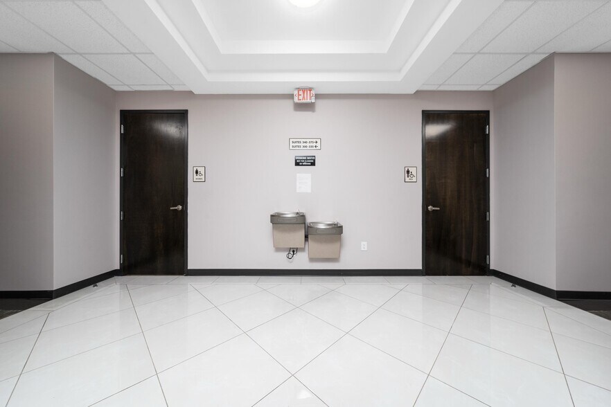 More Photos Of 13550 Village Park Dr, Orlando Office For Lease