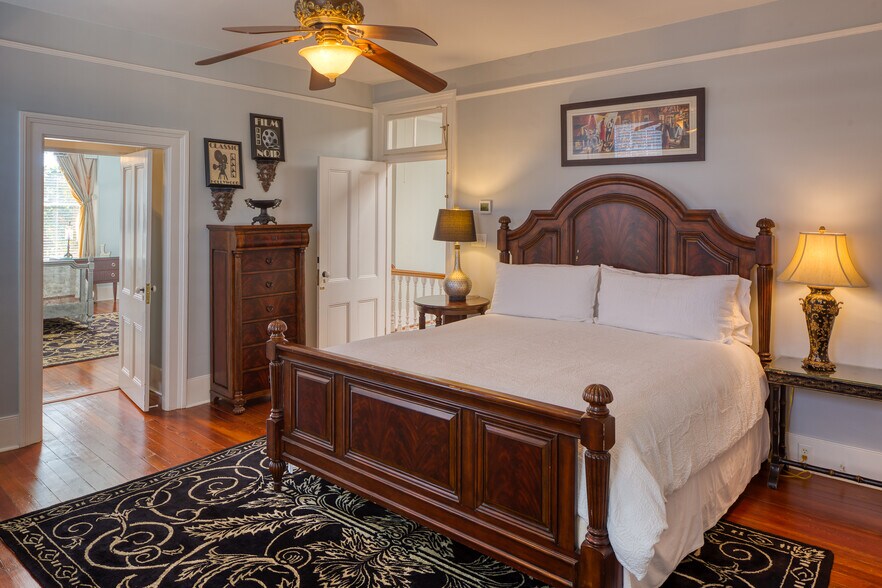 More Photos Of 14 E Taylor St, Savannah Specialty For Sale