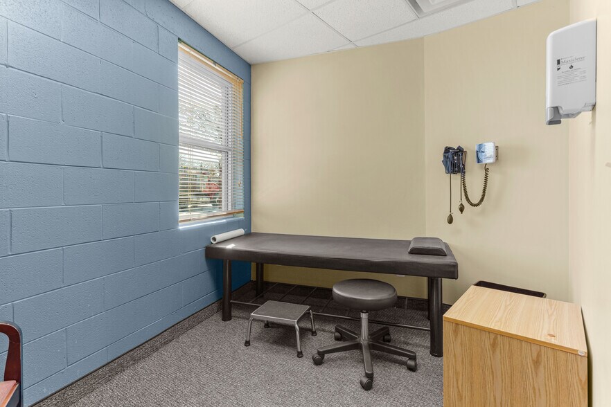 More Photos Of 35640 W Michigan Ave, Wayne Medical For Lease