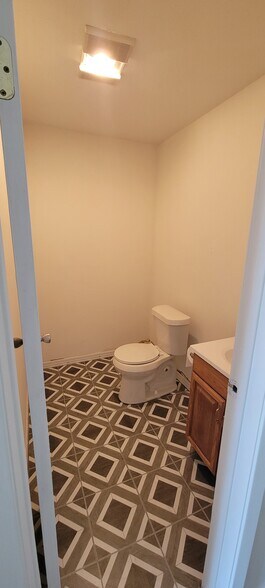 More Photos Of 340 Mechanic St, Tomball Light Distribution For Lease