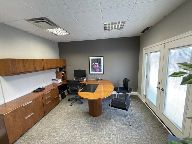 More Photos Of 28-34 Village Centre Pl, Mississauga Office For Lease