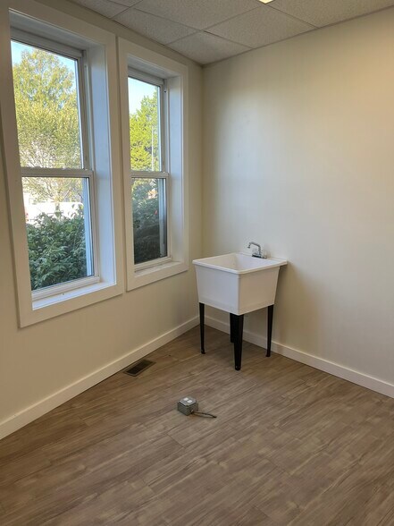 More Photos Of 5 Barney Cir SE, Washington Medical For Lease