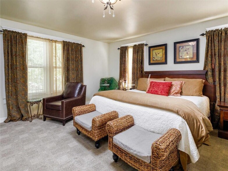 More Photos Of 915 E Cameron Ave, Rockdale Hotel For Sale