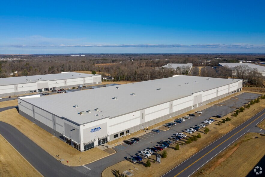 More Photos Of 231-233 Apple Valley Rd, Duncan Distribution For Lease