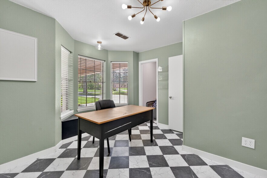 More Photos Of 109 Jasper Dr, Marshall Office For Sale