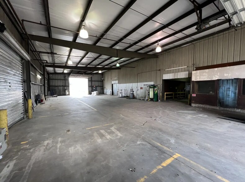 More Photos Of 410 Hamilton Rd, Bossier City Warehouse For Lease