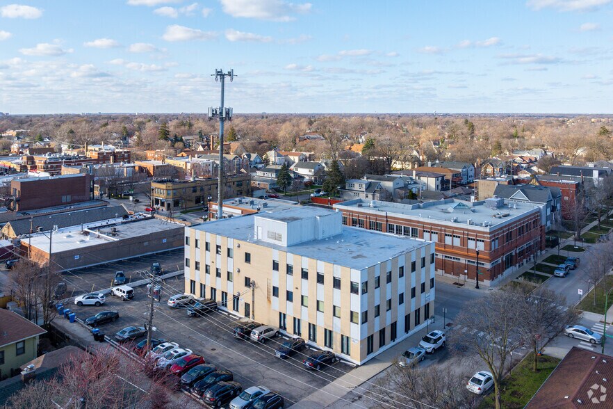 More Photos Of 6650 N Northwest Hwy, Chicago Office For Lease