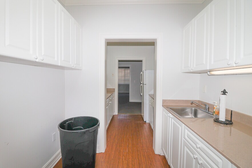 More Photos Of 3225 Shallowford Rd, Marietta Office For Lease