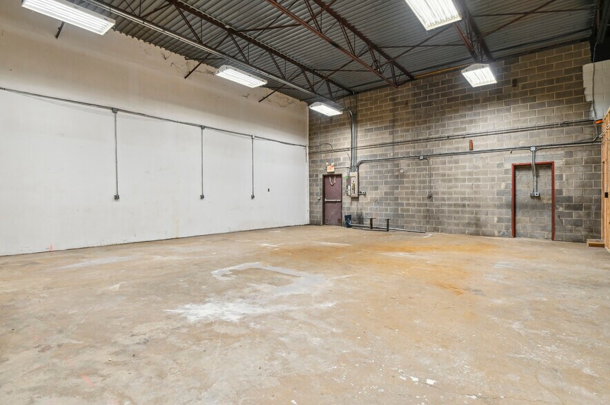 More Photos Of 308-314 W Basin Rd, New Castle Light Distribution For Lease