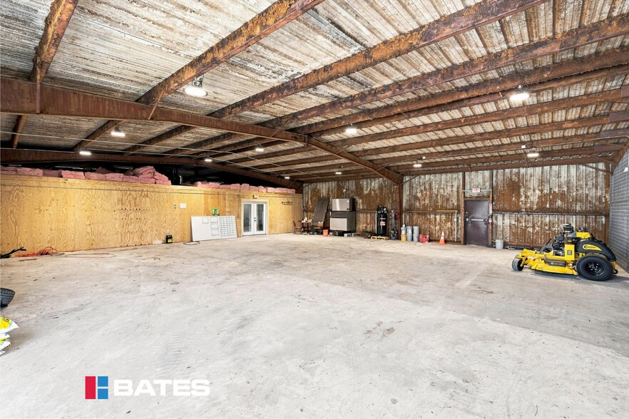More Photos Of 901 E Johnson St, Waco Service For Sale