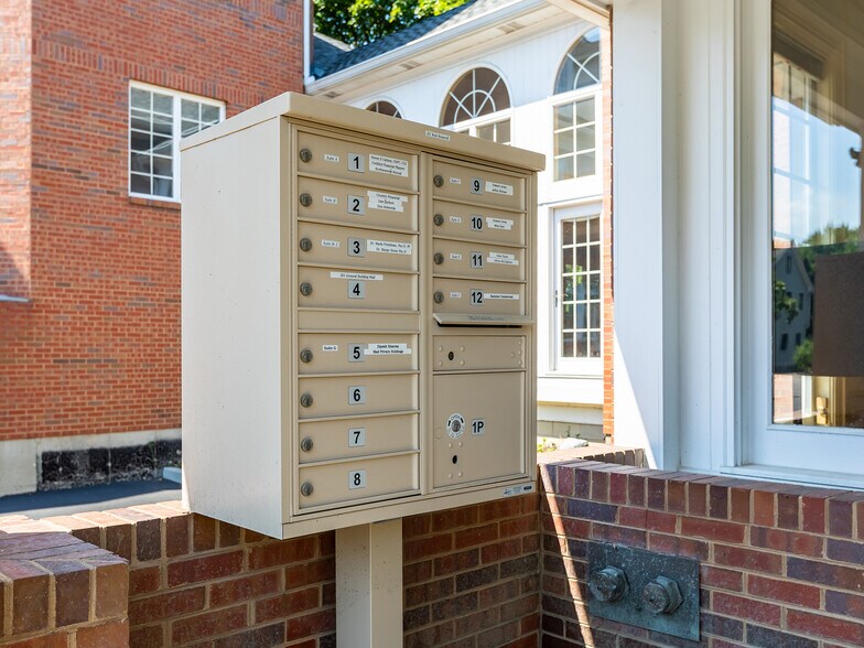 More Photos Of 301 W Roosevelt Rd, Wheaton Office For Lease