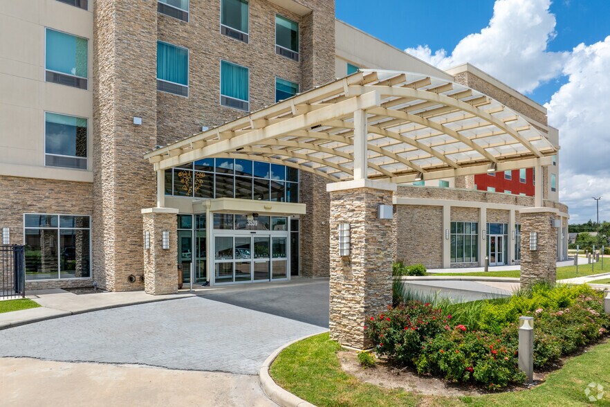 More Photos Of 3539 N Sam Houston Pky, Houston Hotel For Sale
