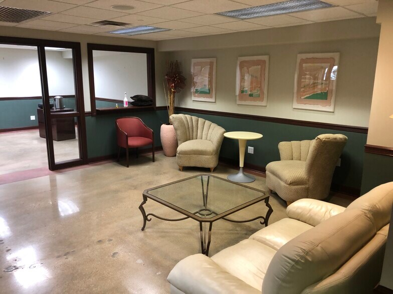 More Photos Of 1650 E Main St, St Charles Medical For Lease
