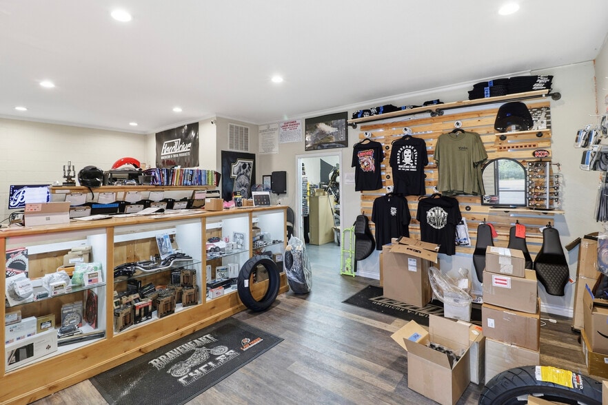 More Photos Of 2418 Victor Ave, Redding Auto Repair For Sale