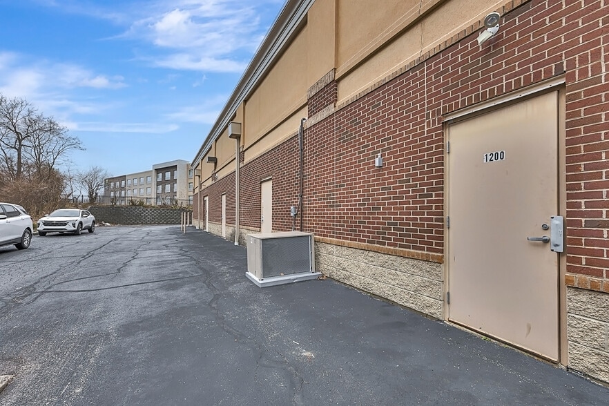 More Photos Of 1035 Vandercar Dr, Florence General Retail For Lease