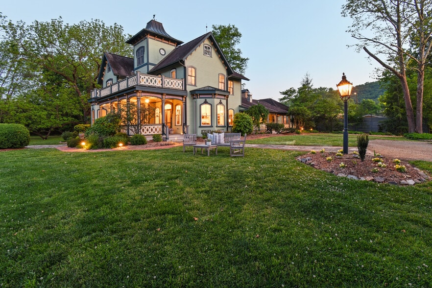 Primary Photo Of 204 Lawson St, Hot Springs Hotel For Sale