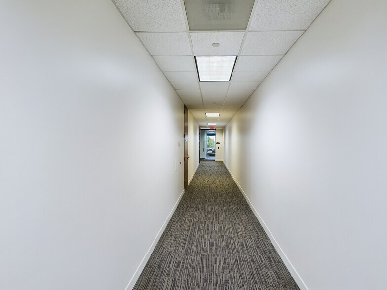 More Photos Of 2350 Airport Fwy, Bedford Office For Lease