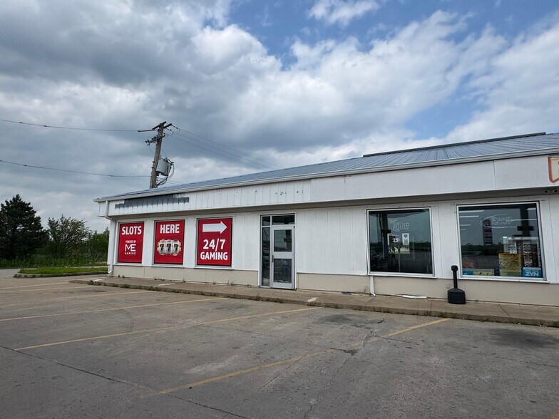More Photos Of 510 W Cemetary Ave, Chenoa Service Station For Lease