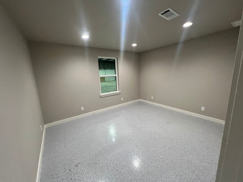 More Photos Of 224 Ken Dr, Sherman Industrial For Lease